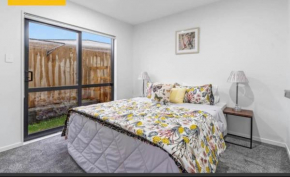 Private double bedroom with attached bathroom near 12 min to Auckland Airport